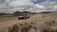 PER001. IMATA (PER&Uacute;), 11/01/2018.- Los pilotos espa&ntilde;oles de Peugeot Carlos Sainz y Lucas Cruz compiten durante la sexta etapa del Rally Dakar 2018 en la regi&oacute;n de Imata (Per&uacute;) hoy, jueves 11 de enero de 2018. La sexta etapa parti&oacute; a primera hora de esta ma&ntilde;ana de la sure&ntilde;a ciudad peruana de Arequipa y llegar&aacute; a La Paz (Bolivia), tras un recorrido de 760 kil&oacute;metros, de los que 313 ser&aacute;n cronometrados y 447 de enlace. EFE/David Fern&aacute;ndez