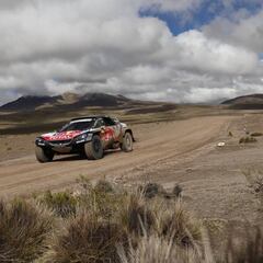 Sainz gana la etapa y recorta cuatro minutos a Peterhansel