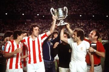 05-07-1975. Miguel Ángel fue el héroe de la final de la Copa de España deteniendo los lanzamientos de Irureta y Salcedo. En la imagen Vicente del Bosque y Uría levantan la Copa.