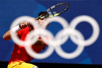 El tenista murciano llegó a los Juegos tras haber ganado Roland Garros y Wimbledon. Regresó a París y siguió en un gran estado de forma y con una gran confianza en su juego, llegando a la final vapuleando a todos sus rivales. Pero ahí le esperaba un rival que jugaba contra la Historia.