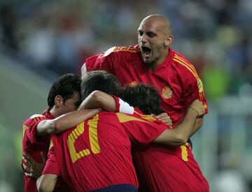 Natural de Gandía, Valencia, Raúl Bravo ingresó en el Real Madrid a la edad de 16 años: ya había batido un registro de ser el jugador más joven en marcar un gol en Segunda B. No sería hasta la campaña 2002-03 cuando se ganaría un puesto en la primera plantilla blanca. Pero fue Carlos Queiroz quien le situó de central en la campaña 2003-04. Sus grandes actuaciones hicieron que el entonces seleccionador nacional, Iñaki Sáez, le convocase para acudir a la cita de Portugal-2004, participando en los tres únicos partidos que disputó la Selección española en dicha competición.