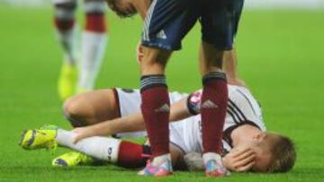 Marco Reus, doliéndose del tobillo.