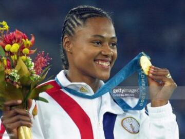 Perdió 3.5 millones de dólares y todas sus medallas obtenidas desde el año 2000 luego que confesara que se estimulaba con EPO previo a una competencia de atletismo. “Espero que la gente aprenda de mis errores”, declaró Jones en 2008.