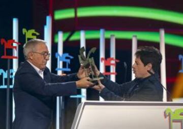 Juan Carlos Ortega obtuvo el Premio Ondas a la trayectoria de manos de Xavier Sard¨¢.