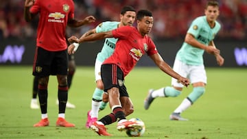 Manchester United&#039;s Jesse Lingard (C) controls the ball during the International Champions Cup football match between Manchester United and Inter Milan in Singapore on July 20, 2019. (Photo by Roslan RAHMAN / AFP)