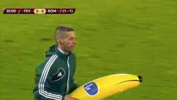 El delegado de la UEFA recoge el plátano lanzado por la afición del Feyenoord