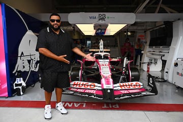 DJ Khaled fuera del garaje de Visa Cash App Racing Bulls antes del Gran Premio de F1 de Miami.