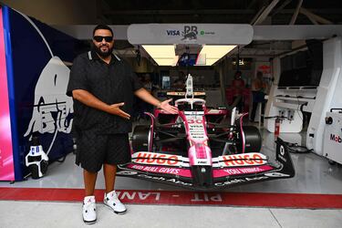 DJ Khaled fuera del garaje de Visa Cash App Racing Bulls antes del Gran Premio de F1 de Miami.