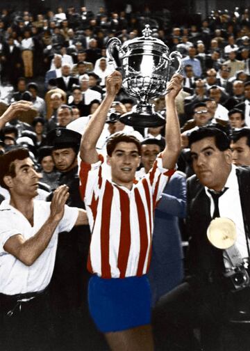 Foto de 1964 en la que Enrique Collar levanta la Copa como ganador del Campeonato de España con el Atlético de Madrid.