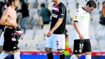 <b>DECEPCIÓN. </b>Los jugadores del Valencia se retiraron cabizbajos después de sufrir un nuevo fiasco en la Europa League.