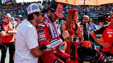 Valentino Rossi y Pecco Bagnaia, en una parrilla de MotoGP en 2024.