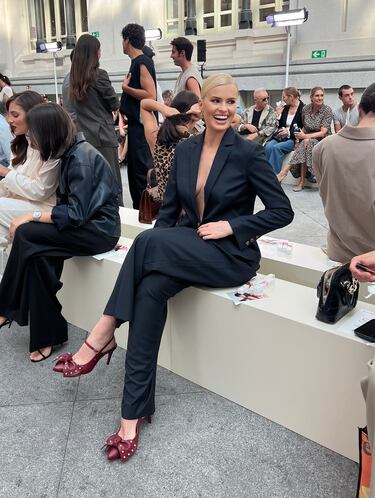 Adriana Abenia en el desfile de Adolfo Domínguez en el Palacio de Cibeles.