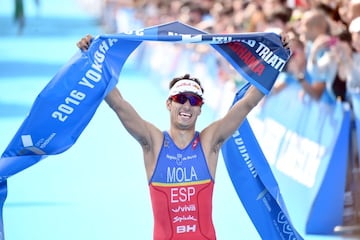 Fue el sucesor de Gómez Noya. Justo cuando acabó el reinado de triatleta gallego, Mola se encaramó a lo más alto del ranking. El triatleta mallorquín alargó una temporada más el reinado español esta modalidad deportiva.  