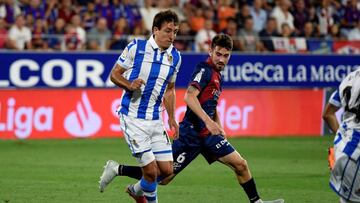 GRAF8839. HUESCA, 21/09/2018.- El centrocampista del Huesca Moi G&oacute;mez (d) pelea un bal&oacute;n con el delantero de la Real Sociedad Mikel Oyarzabal en partido de la quinta jornada de liga en Primera Divisi&oacute;n que se disputa esta noche en el 