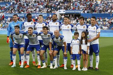El once del Real Zaragoza, que disput¨® el partido con la leyenda 'GRA21AS CAPIT?N' en el pecho de las camisetas, junto a los hijos de Zapater: Cristian ?lvarez, Jair, Nieto, Beb¨¦, Llu¨ªs L¨®pez, Iv¨¢n Az¨®n y Zapater en la fila de arriba y Larraz¨¢bal, Vada, Francho, Mollejo, ?liver y Alejandra en la de abajo.