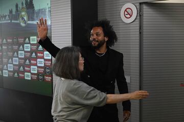 El jugador brasile?o se despide de los periodistas tras la rueda de prensa.