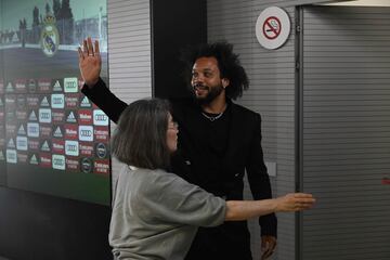 El jugador brasileño se despide de los periodistas tras la rueda de prensa. 