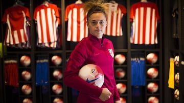 Mapi León posa en la tienda del Atlético de Madrid, en la Ciudad Deportiva de Majadahonda.