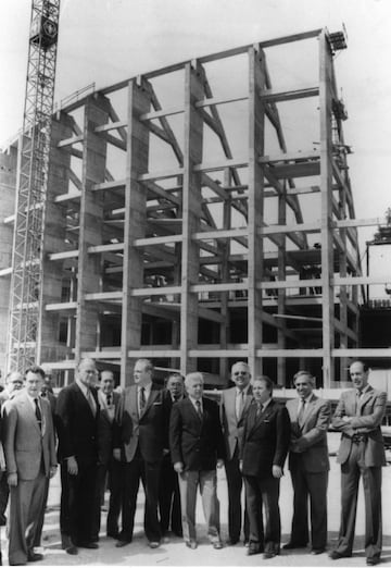 Grupo de directivos, entre ellos Núñez, delante de las obras de ampliación del Camp Nou. 