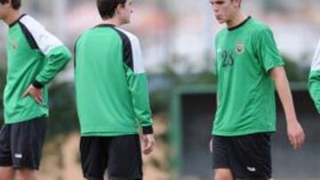 <b>LA ALTERNATIVA. </b>Ramón Arcas, Diego Estrada y Quique Rivero en el entrenamiento de ayer del primer equipo en La Albericia.