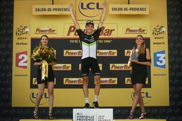 Edvald Boasson celebrando en el pódium después de ganar la 19ª etapa del Tour de Francia 2017.