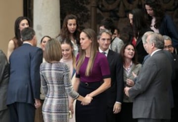 Los Reyes Don Felipe y Doña Leticia con Amaya Valdemoro. 
