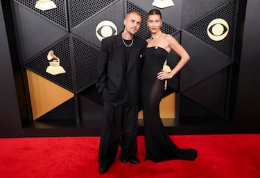 Justin Bieber y Hailey Bieber posan en la alfombra roja.