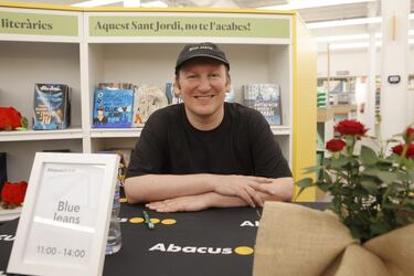 El escritor Blue Jeans, durante la firma de uno de sus ejemplares.