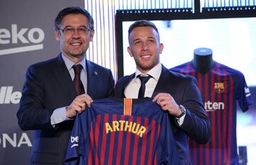 Arthur junto a Josep Maria Bartomeu.