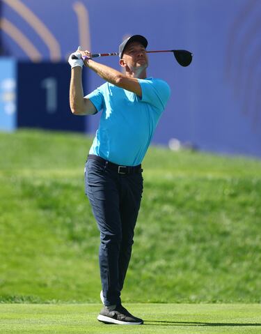 El exfutbolista ucraniano Andriy Shevchenko golpea la bola en el primer hoyo. 