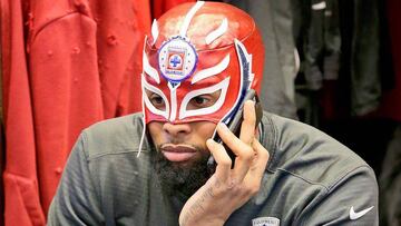 Odell Beckham luce máscara de luchador con logo de Cruz Azul