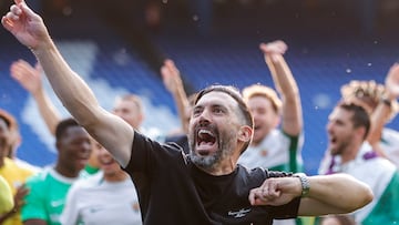 A CORUÑA, 01/06/2025.- El técnico del Elche, Eder Sarabia, celebra su ascenso a Primera División a la finalización del encuentro que han disputado hoy domingo frente al Deportivo en el estadio de Riazor, en La Coruña. EFE/Cabalar.
