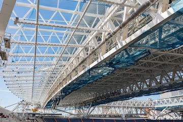 Las obras de remodelaci¨®n del estadio del Real Madrid siguen a buen ritmo y encaran la recta final para su estreno la pr¨®xima temporada.