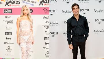 La relación entre Ana Mena y Óscar Casas no ha sido confirmada por ambos, pero fueron pillados por las cámaras de 'Fiesta' mientras se besaban. Una relación que sorprendió incluso a Mario Casas, que al ser preguntado, dijo entre risas: "Le han pillado". Y es que a posteriori, también se le ha visto a Óscar acudiendo al concierto de Ana Mena en el WiZink Center, donde le mostró todo su apoyo.