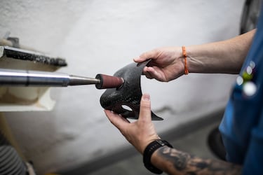 Tras hacer dos pequeños agujeros en la zona de los ojos, se utiliza luego una fresadora para ir ampliando esos boquetes hasta obtener la apertura deseada. Es importante que no sean muy pequeños, pues impedirían la visión periférica del jugador.