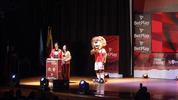 Independiente Santa Fe reveló la nueva camiseta de los planteles femenino y masculino para la temporada 2023. Alfonso Cañón lideró la presentación.