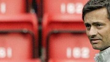 <B>SATISFECHO. </B>Mourinho ha ganado la Liga inglesa y la Carling Cup en su primera temporada en el Chelsea.