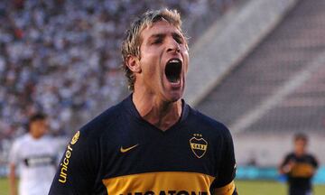 El ex delantero fue compañero de Maradona en la última etapa del 'Pelusa' en Boca Juniors en 1997. Trece años después compartió la cancha con Messi con la Selección Argentina en el Mundial de Sudáfrica 2010, dicha escuadra fue dirigida por Diego.
