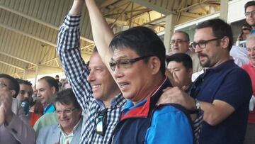 Fulgencio Gil, alcalde de Lorca, junto al presidente del club, Xu Genbao. 