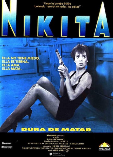 La femme Nikita es una película de Luc Besson (del que hablaremos hasta tres veces en este fotorrelato) que tuvo un remake en 1993 y una adaptación en forma de serie. Nuestra heroína es una joven perdida y adicta a las drogas que es encarcelada después de varios robos y asesinatos. Las autoridades ven en ella potencial y la introducen en un programa secreto en el que la convertirán en una implacable asesina.  