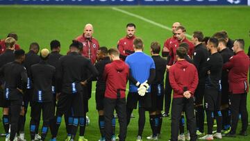 Clement da una charla a sus jugadores antes de empezar.