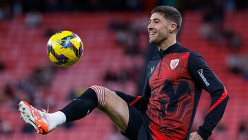 BILBAO, 26/01/2025.-El delantero del Athletic Club Javier Martón, calienta antes del partido de la jornada 21 de LaLiga entre el Athletic Club y el Leganés, este domingo en el estadio de San Mamés en Bilbao.-EFE/ Miguel Tona