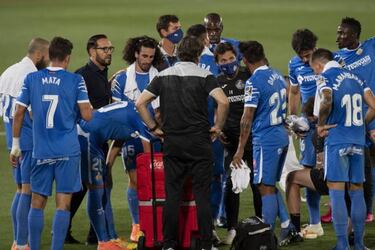 Apretando los dientes contra el cemento