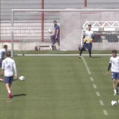 Coronavirus: Bayern return to training - and keep their distance