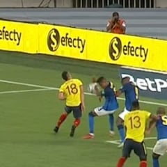 Colombia pide penal por mano de Raphinha y Loustau no lo pita