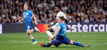 1-0. Toni Kroos inicia el contraaque, centra a Jude Bellingham, avanza y el inglés filtra un pase a Vinicius que entra por el centro del área del Lepizig para rematar al fondo de la portería Peter Gulacsi.