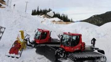 <b>ESCASEZ. </b>Un helicóptero transporta nieve para el snowboard.