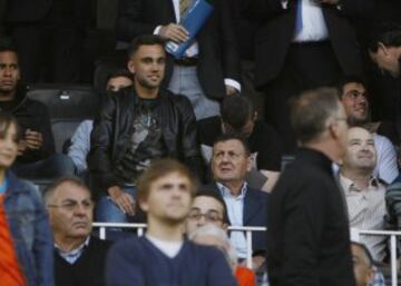 El jugador che Robert en la grada.