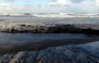 Imagen de una playa de Finisterre con el fuel en su orilla. 