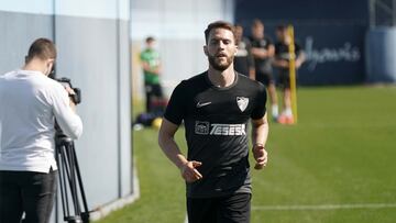 Iv&aacute;n Calero corre durante el entrenamiento de este martes.